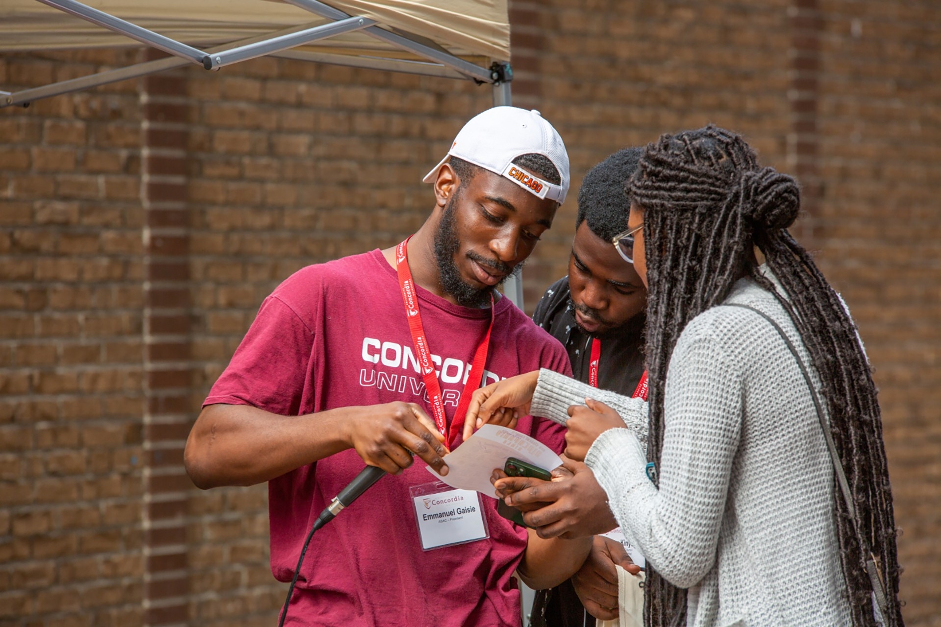 Des étudiants noirs en discussion lors d'un événement universitaire.