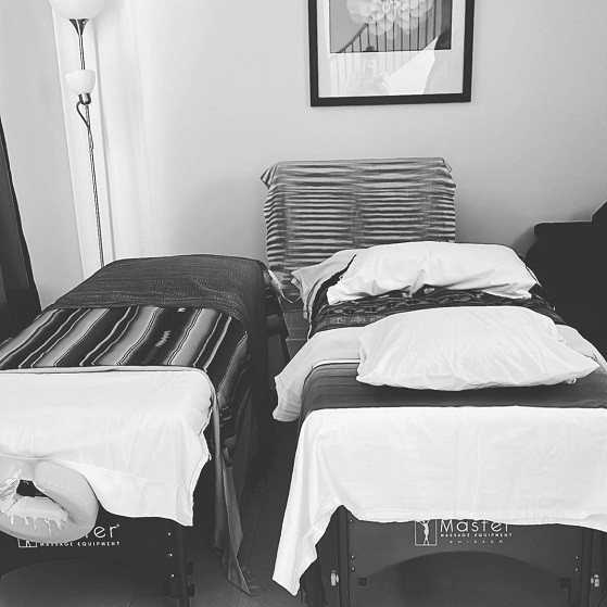 Photo de deux lits de soins thérapeutiques 
