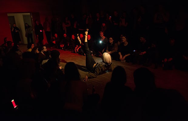 Burcu Emeç performing. Photo by Laura Mongollón
