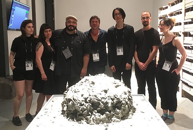 L’artiste Mat Chivers (au centre) avec des étudiants à la maîtrise en sculpture lors de l’événement C2 Montréal.