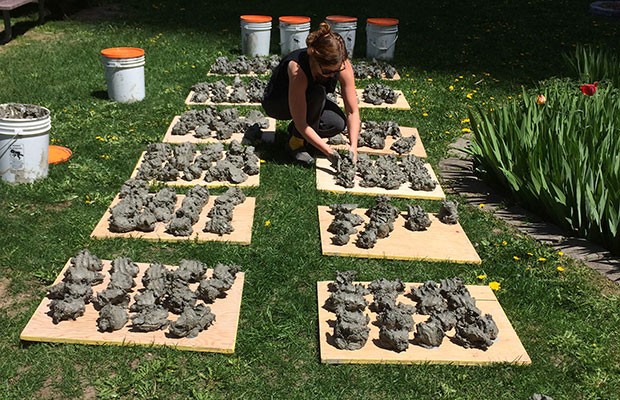 Une étudiante en céramique traite et prépare l’argile qui servira au projet dans le cadre de l’événement C2 Montréal.