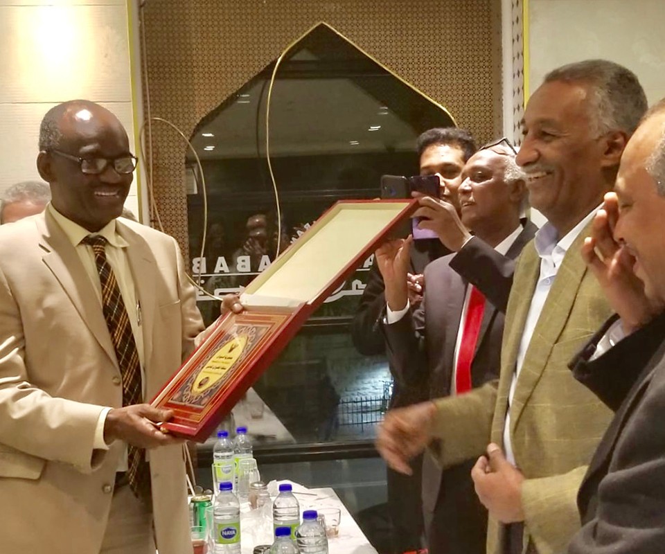 Hamid Ayoub receives award from Sudanese Delegation