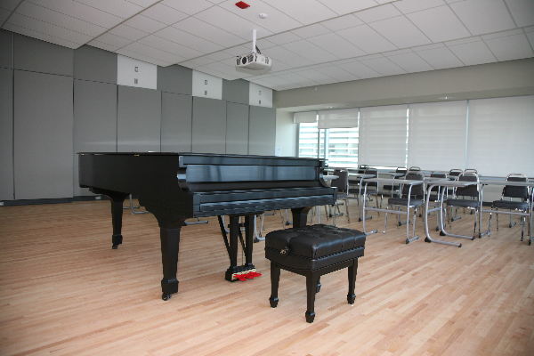 A Steinway piano waits in a newly designed classroom. All floors are wood to better transmit the sound of instruments such as pianos and cellos. Photo by Concordia University