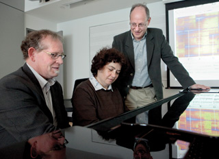 Can artistry be measured? From left, Music Professor Mark Corwin, doctoral candidate Anna Szpilberg and Psychology Professor Norman Segalowitz, on the screen behind them, a harmonic mapping of a Vladimir Horowitz performance. | Photo by Concordia University