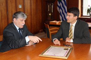 This fall, LG en Roméo Dallaire (ret), who serves as MIGS Senior Fellow, met with Vancouver Mayor Gregor Robertson (right) at Vancouver City Hall. Robertson officially designated November 12, 2010, as Will to Intervene Day. | Courtesy City of Vancouver