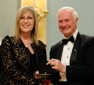 Geneviève Cadieux receives medallion from Governor General David Johnston. | Photo by Sgt. Serge Gouin.