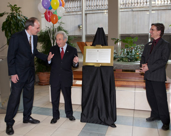 (From left) Daniel Boisvert, chair of the board of directors of the YMCAs of Quebec, and Concordia President Frederick Lowy unveil a commemorative plaque recognizing the significant historical relationship between the two institutions, as Pierre Myrand, director of Montreal’s downtown YMCA, looks on. | Photo by Pierre Dalpé