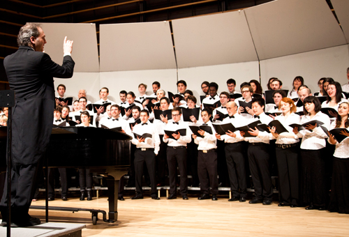 Conductor Jean-Sébastien Allaire leads the Concordia University Chorus in song. | Photo by Christie Vuong