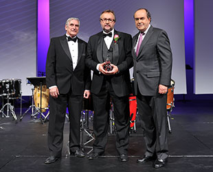 From left to right: Dr. Michel Gélinas, founder and former president of the Fondation québécoise du cancer, and Palais des congrès Ambassador, Guy Lachapelle and Jean-François Lépine, journalist and TV host and MC of the evening.