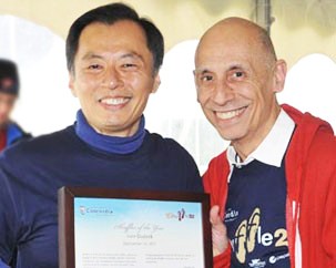 Irvin Dudeck (right) receives the 2011 Shuffler of the Year Award from Jang Kwon