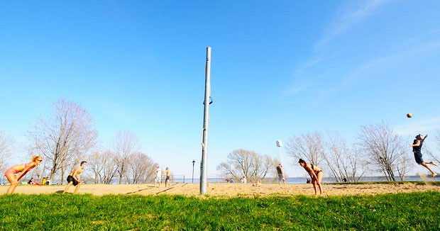 Summer volleyball in Verdun | Photo by Albertoff (Flickr CC) Summer volleyball in Verdun | Photo by Albertoff (Flickr CC)