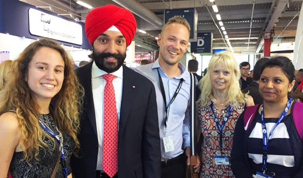 Students Maria José Grasso, Mitchell Lichocki and Tonny Tabassum met with the Honourable Navdeep Bains, Minister of Innovation, Science and Economic Development, during their trip.