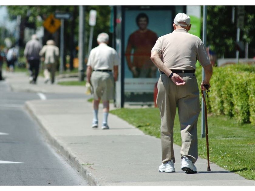 Côte-St-Luc seniors make their way down Cavendish Blvd. in this file photo. TYREL FEATHERSTONE / MONTREAL GAZETTE