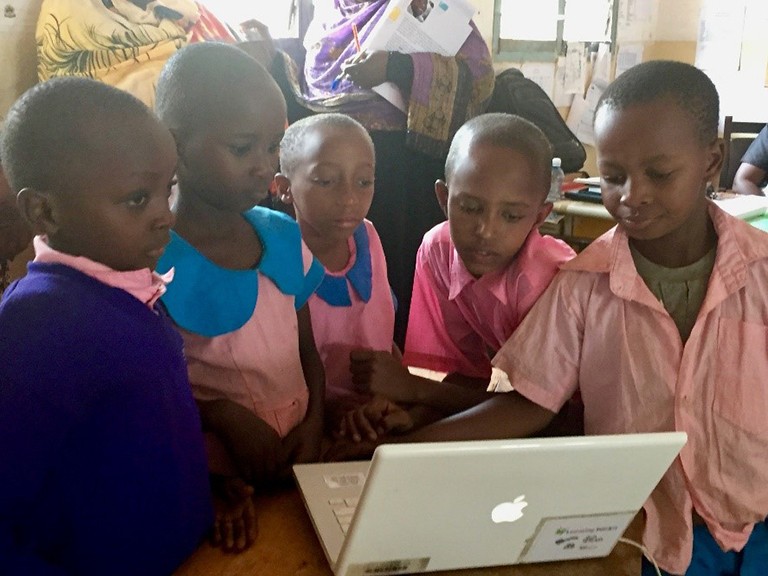 « Étant donné la rareté des ordinateurs et d’Internet dans les foyers, nous devions trouver une façon différente d’enseigner à ces enfants », explique Anne Wade.