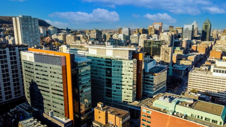 Une prise de vue aérienne montre l'horizon de Montréal avec, au premier plan, un bâtiment certifié LEED de l'Université Concordia. 