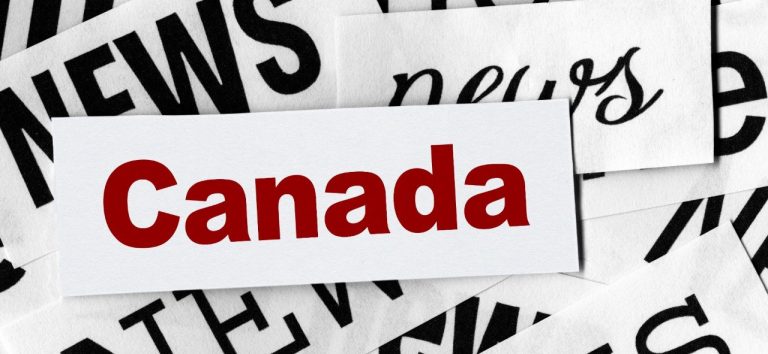 Collage du mot "news" superposé à une note indiquant "Canada".