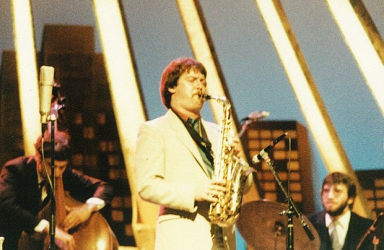 In 1983, Dave Turner played the Jazz Festival with a sextet at the Théâtre St-Denis. "The live recording became the first episode of CBC's Jazz Beat."