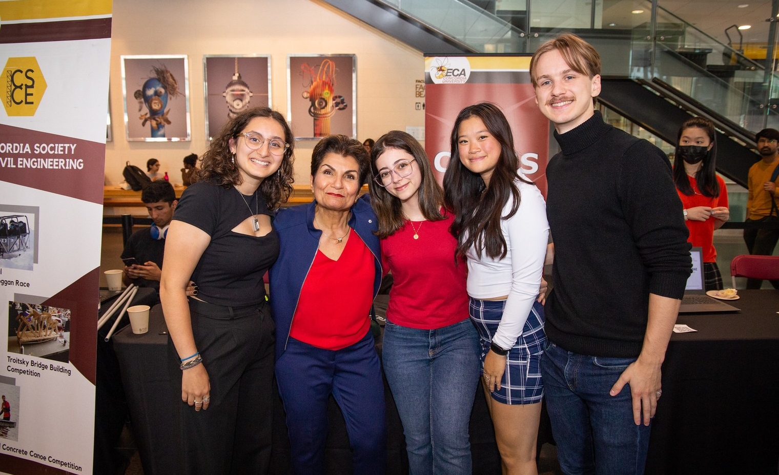 Un groupe d'étudiants de Concordia pose avec donatrice Gina Cody pour une photo.