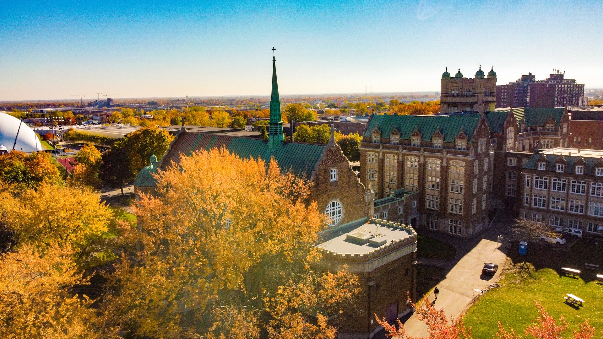 Un campus universitaire orné de vieux bâtiments et de feuillage d'automne.