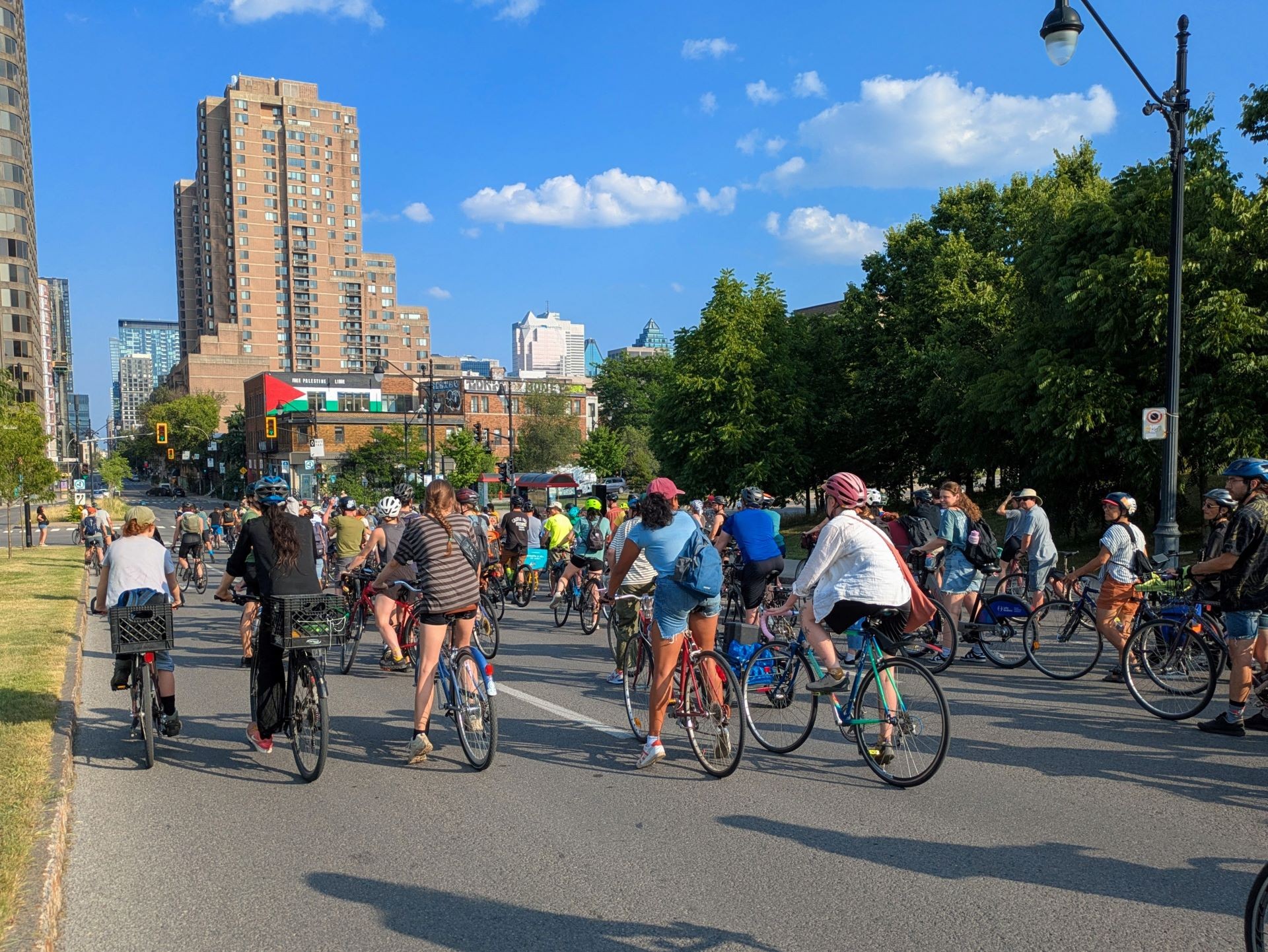 Photograph of a number of Critical Mass cyclists on avenue du Parc