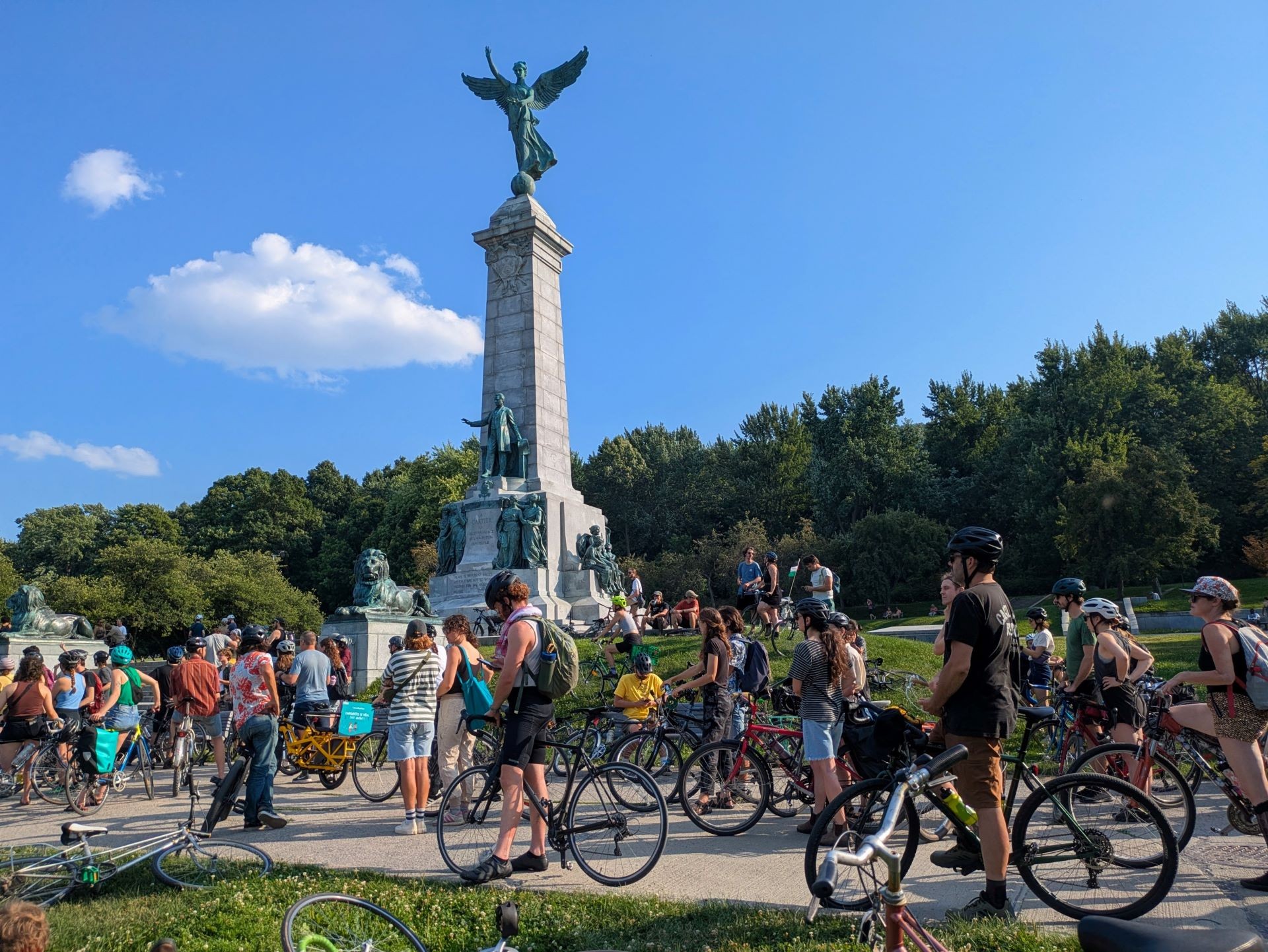 Photograph of cyclists for Critical Mass in Parc Mont-Royal
