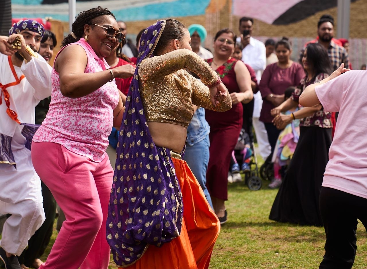 Les gens dansent au festival de la mousson Brique par Brique
