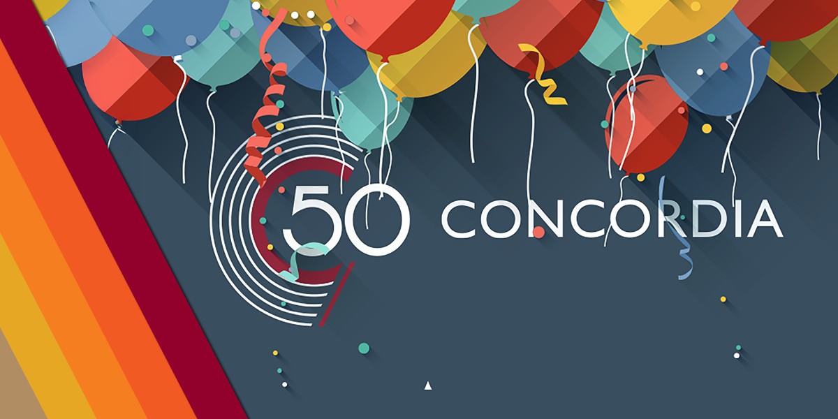 Ballons à côté du logo du 50e anniversaire.