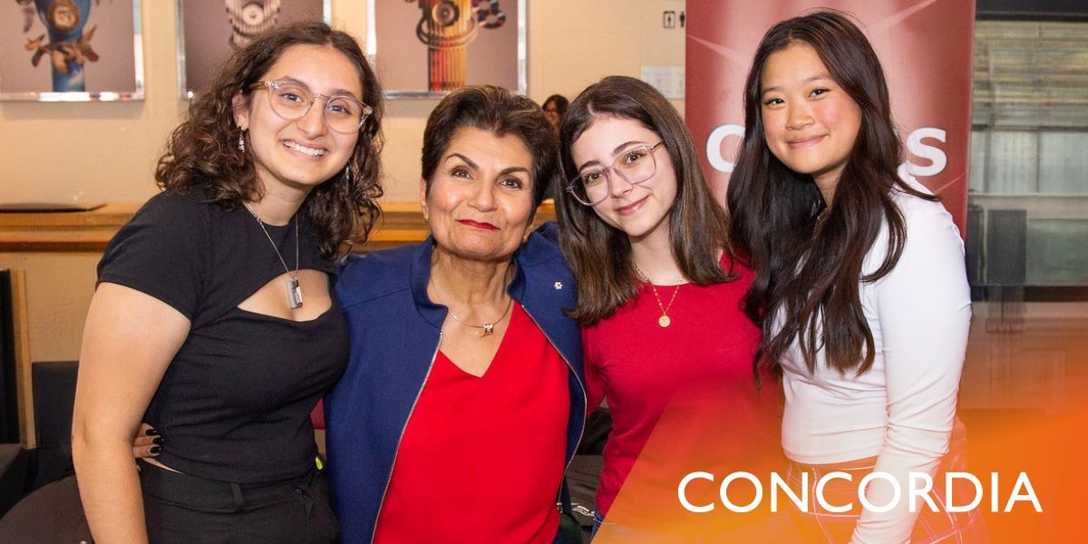 Gina Cody et trois femmes ingénieures posent ensemble en souriant.