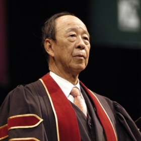Headshot of Lui Che Woo wearing academic robes.