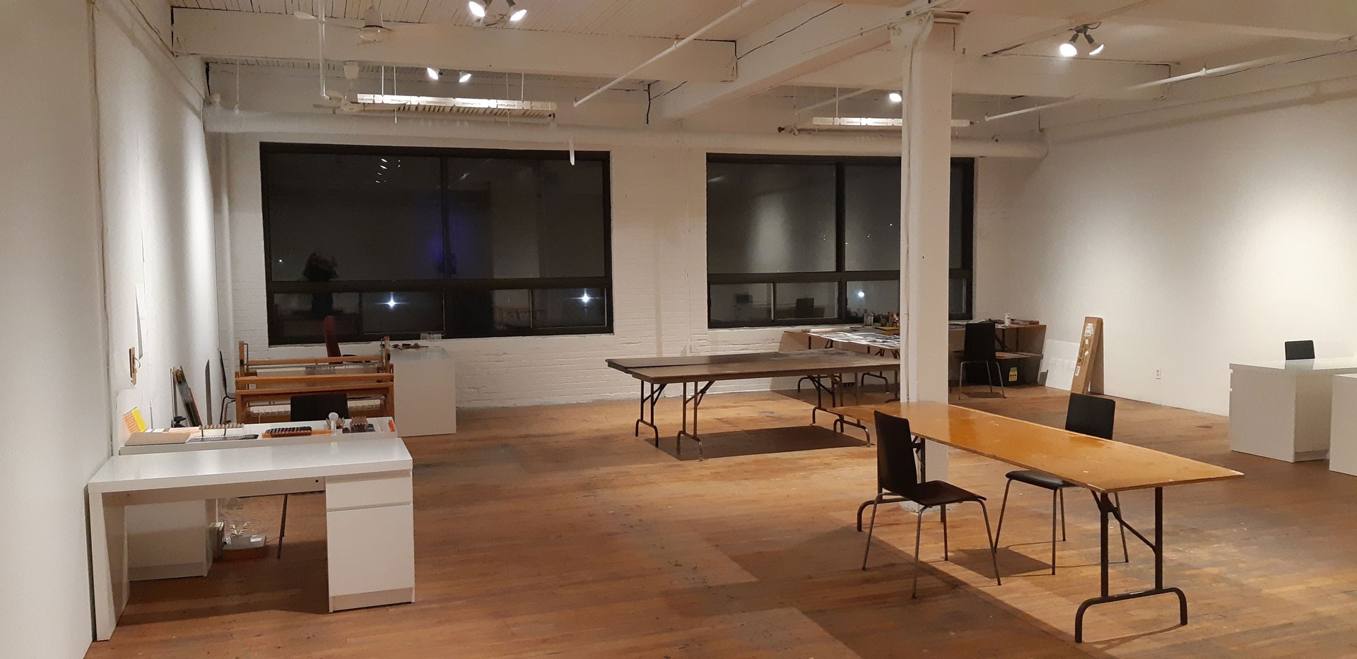 interior of the CISSC Complexe Canal Lachine Studio: an large room with tables, desks and chairs