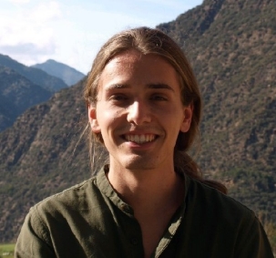 Photo of Jordi Vilanova i Broto with mountains in the background