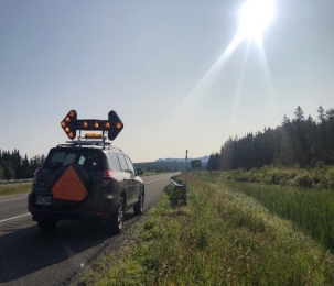 Picture of car pulled over by the side of the road