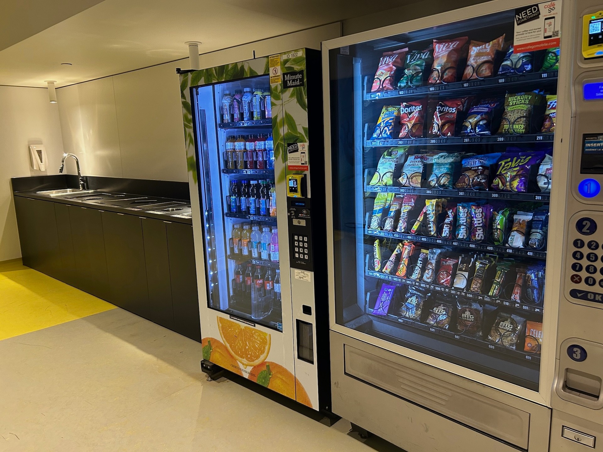 Sink and vending machines in Faubourg Building S120