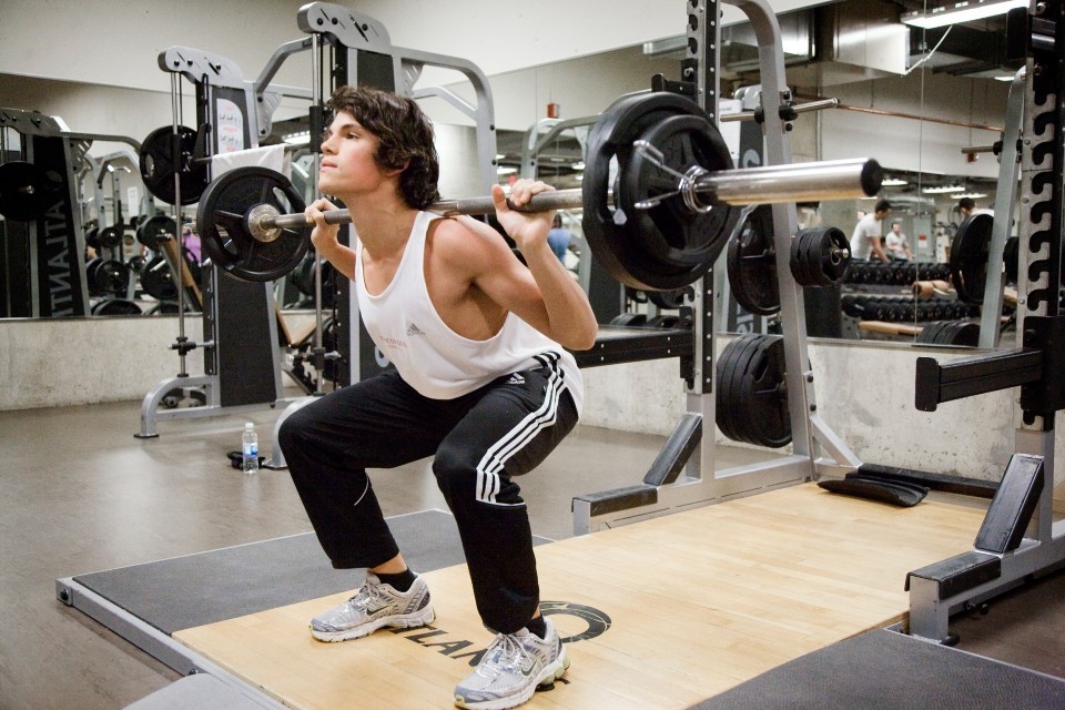 Student lifting weights at Le Gym 