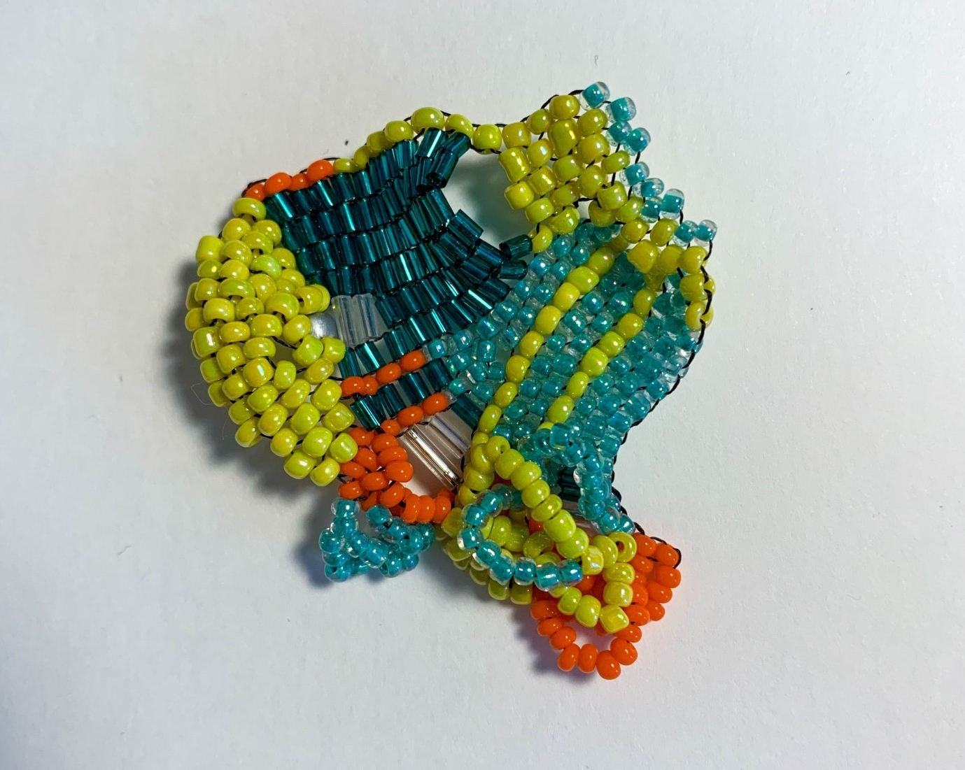 perles multicolores, contre-cartographie des territoires de l'île de la tortue. perles de verre jaune, turquoise, bleu marine et orange