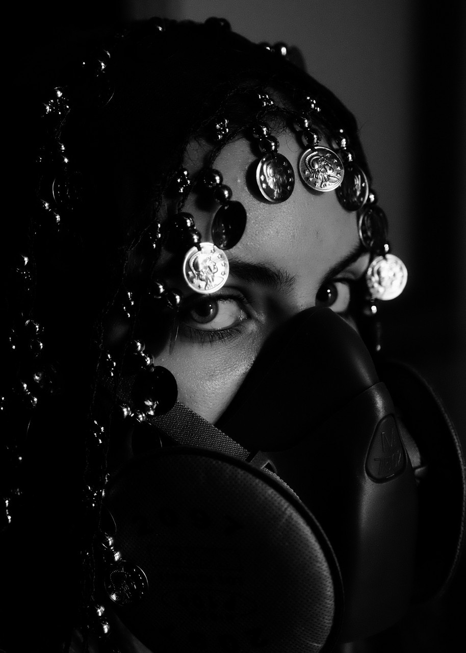 Ward el Medan est un portrait de l'artiste, en noir et blanc, son visage est en grande partie couvert par un masque à gaz, iel porte également un foulard traditionnel égyptien perlé.