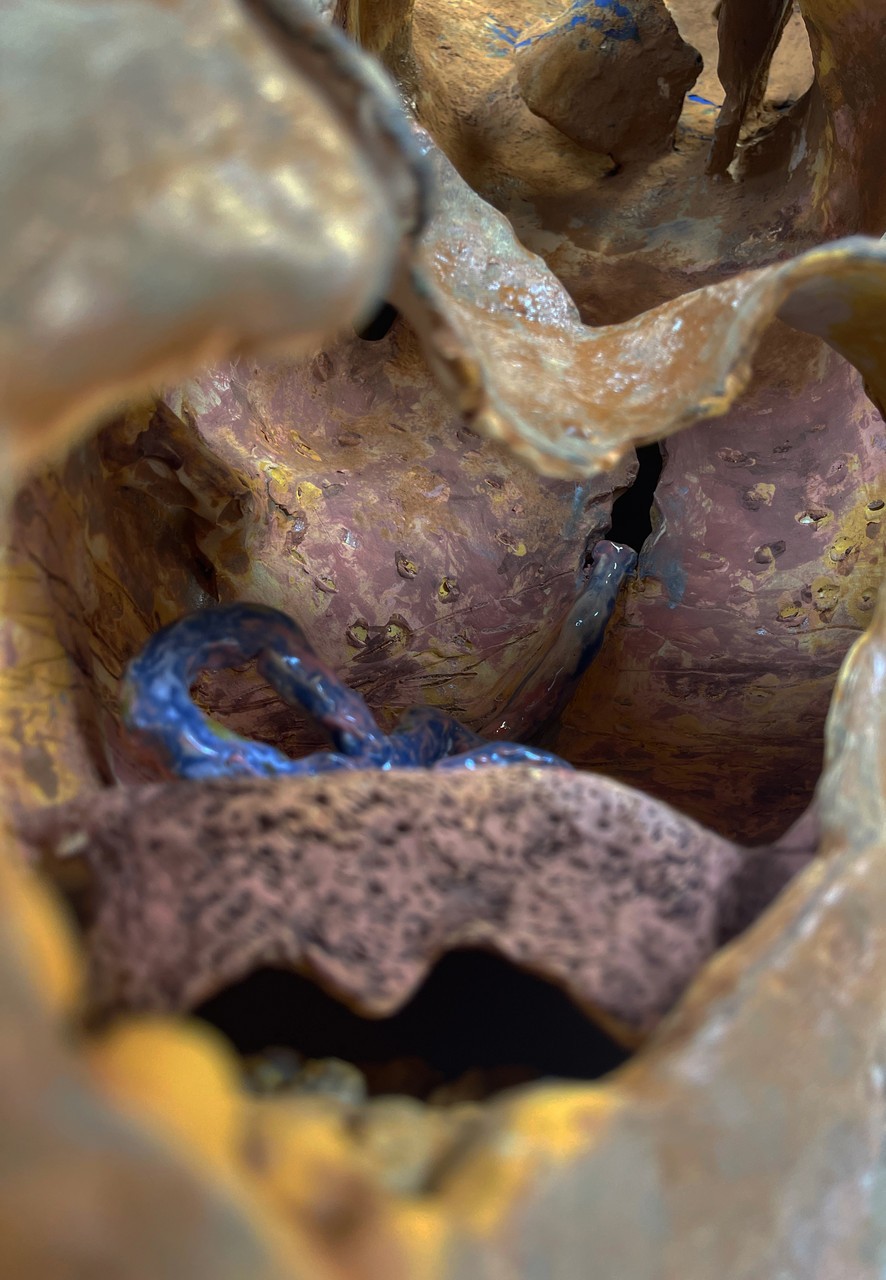 Image détaillée de l'intérieur de la sculpture, ressemblant à une petite grotte.