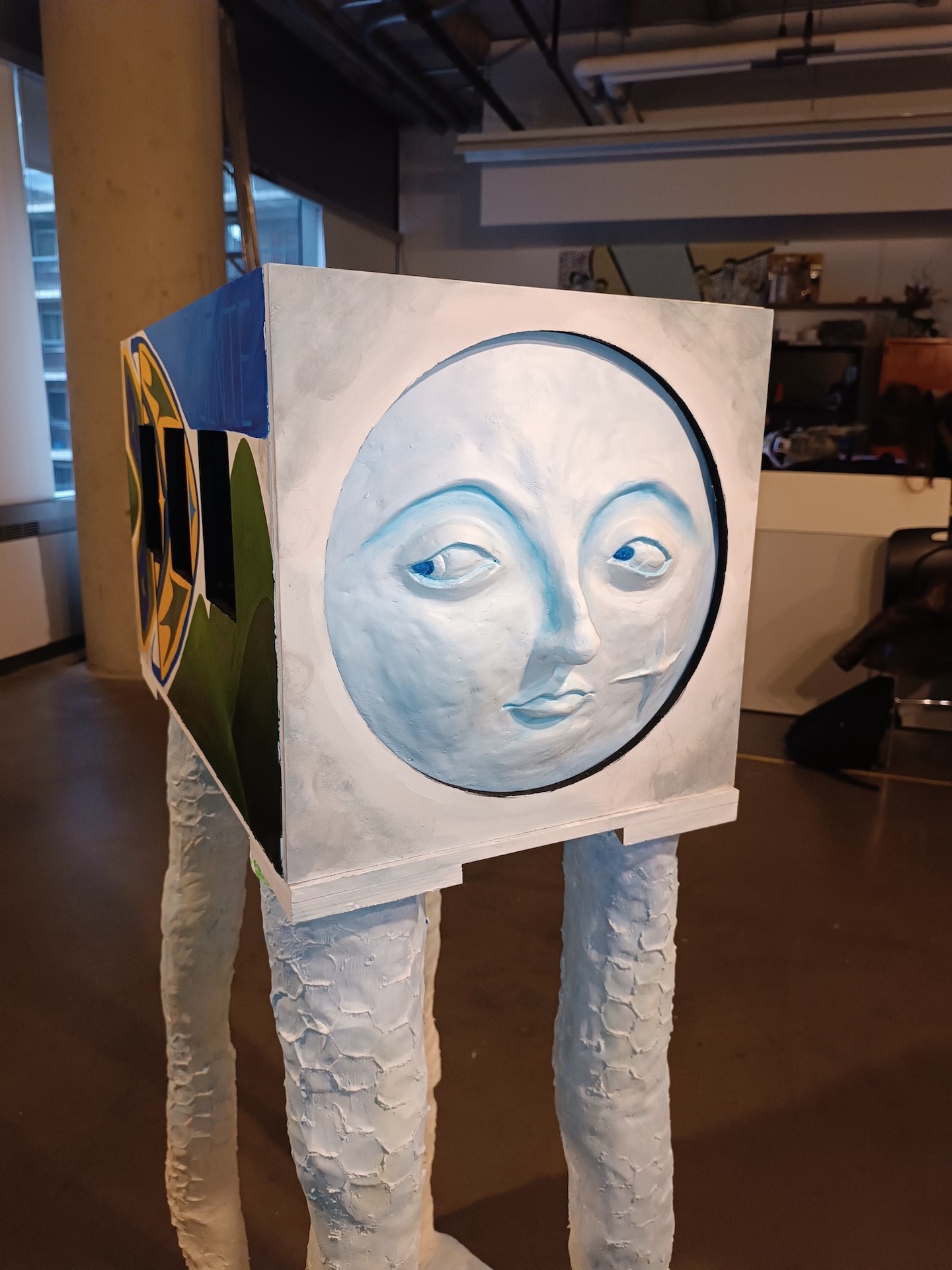 Gros plan sur le visage rond sculpté d'un bus avec des jambes