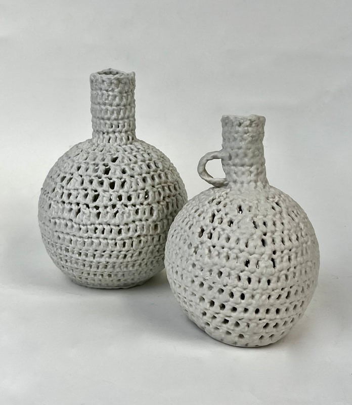 Deux vases en porcelaine dont la structure ressemble à du crochet