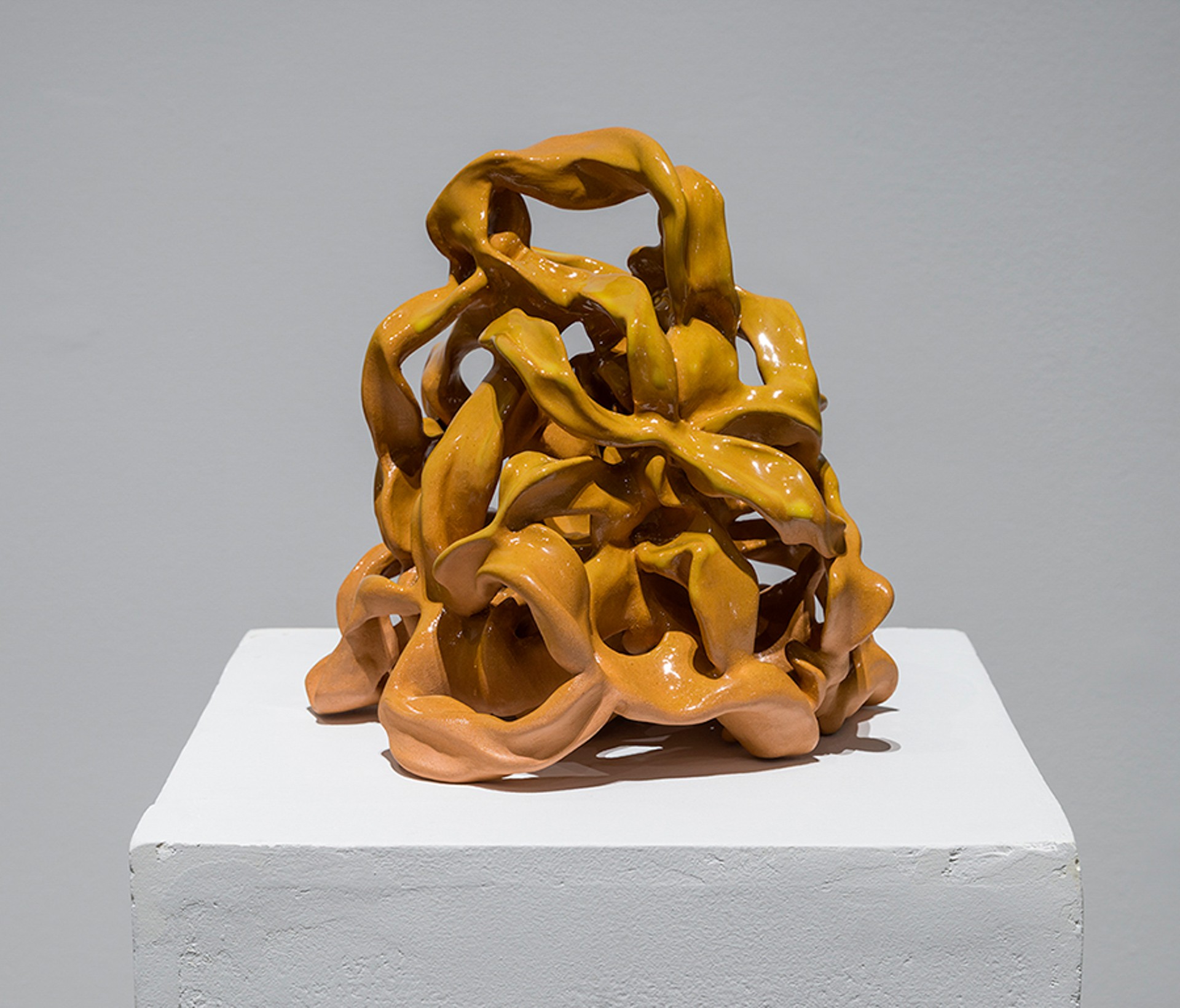 Sculpture en céramique composée de rubans orange et jaune foncé