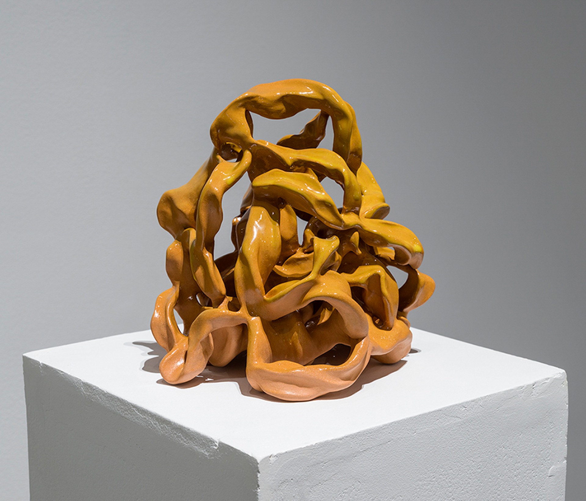 Sculpture en céramique composée de rubans orange et jaune foncé