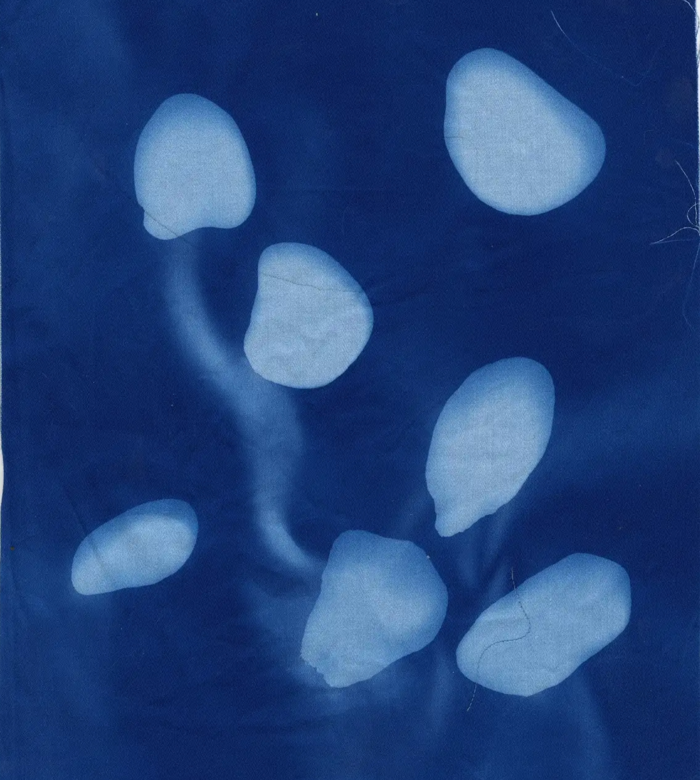 Impression floue de roches sur tissu bleu foncé