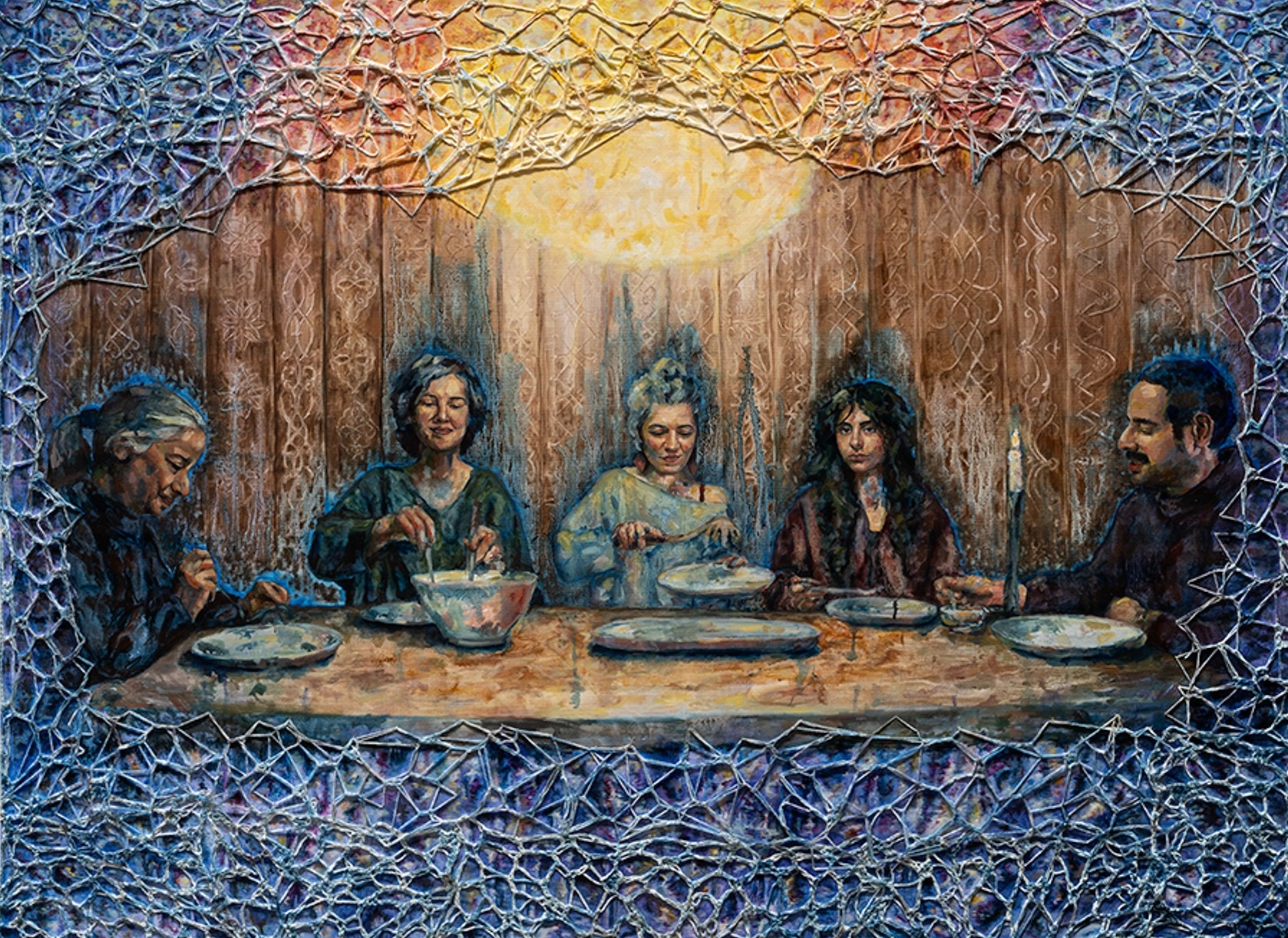 Tableau représentant cinq personnes en train de dîner autour d'une table ronde ; elles sont entourées d'une toile tissée de fils bleus et jaunes, et un soleil jaune vif les illumine d'en haut 