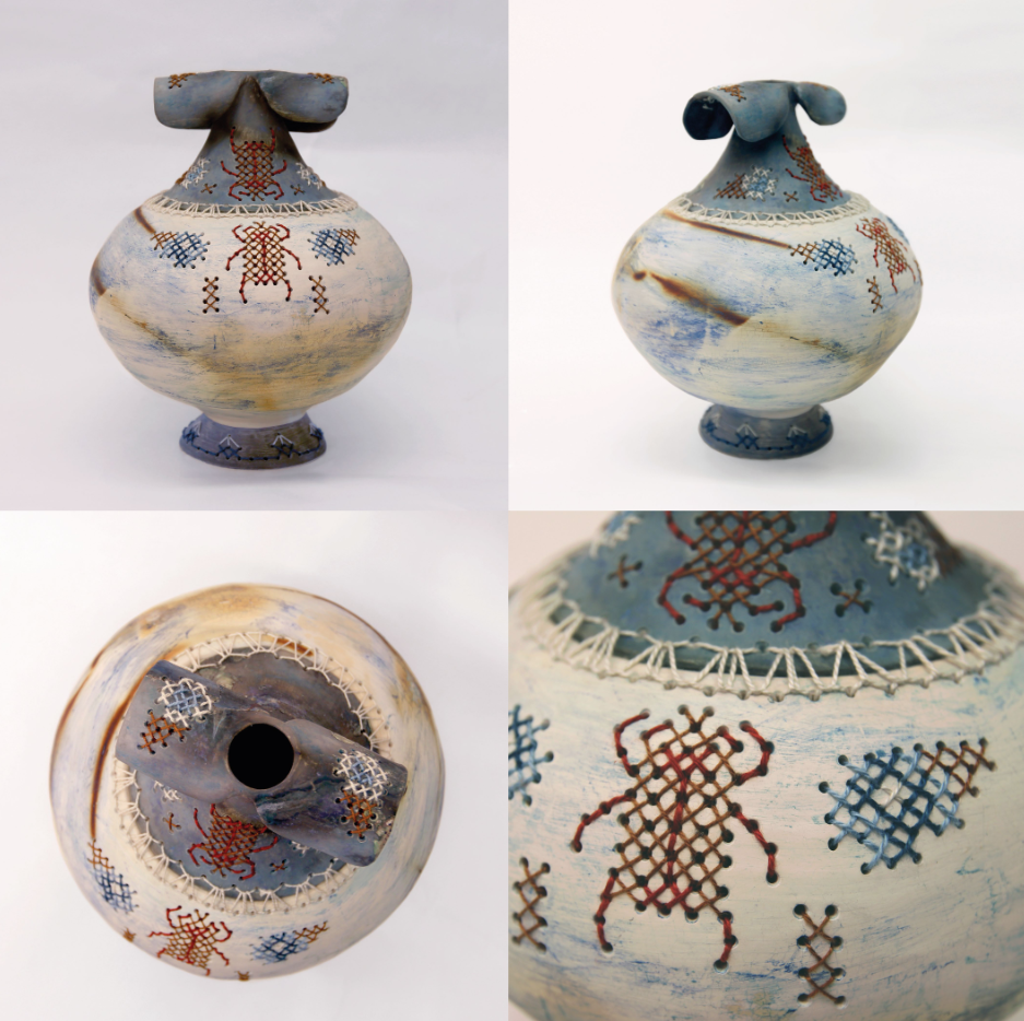 Quatre images disposées en grille montrant différents angles du même vase en céramique bleu et blanc, décoré de scarabées rouges brodés et de fleurs bleues, blanches et rouges.