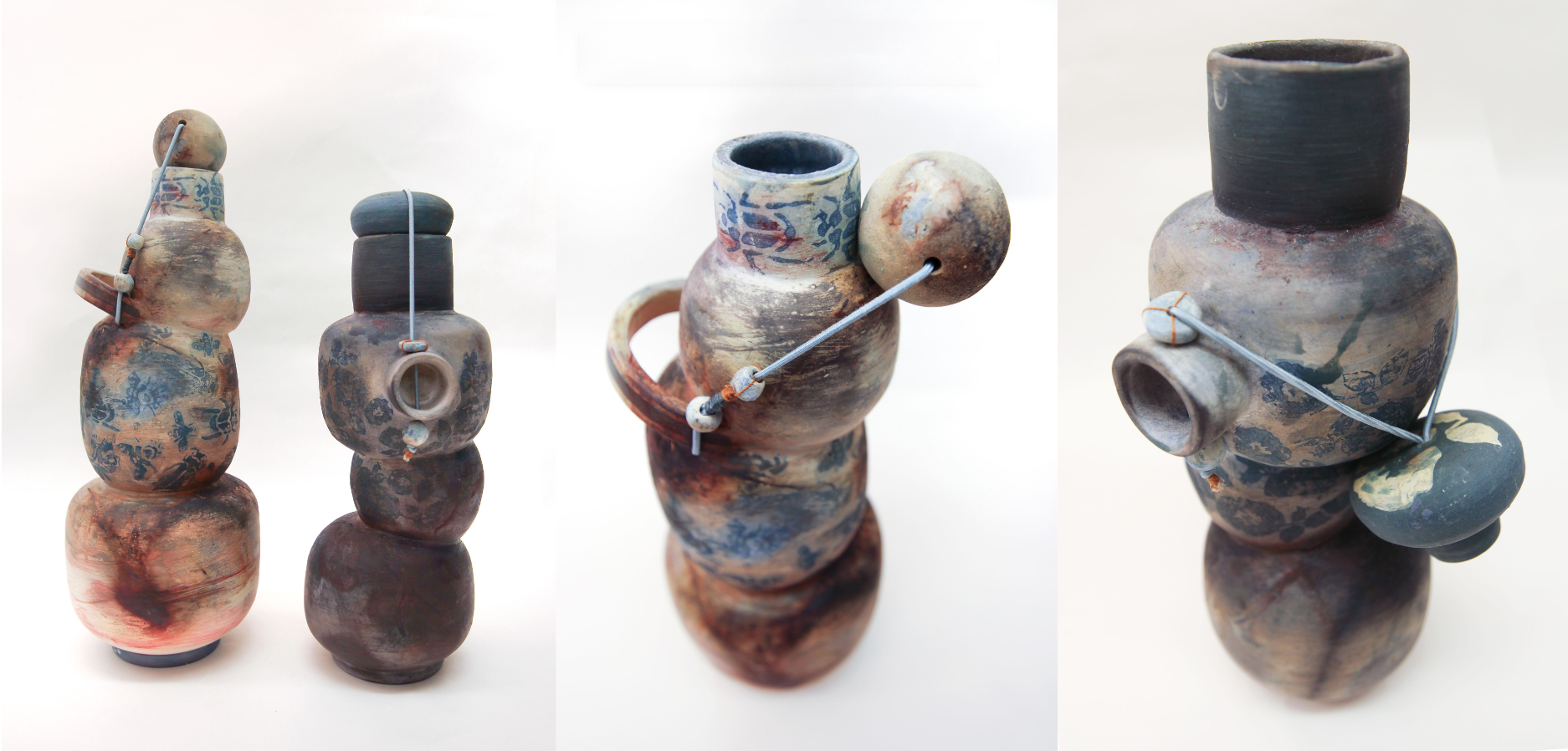 Plusieurs vases en céramique aux couleurs et formes similaires, vus sous différents angles. Les glaçures présentent des touches de pinceau orange, bleu et marron, ainsi qu'un motif estompé de fleurs bleues.