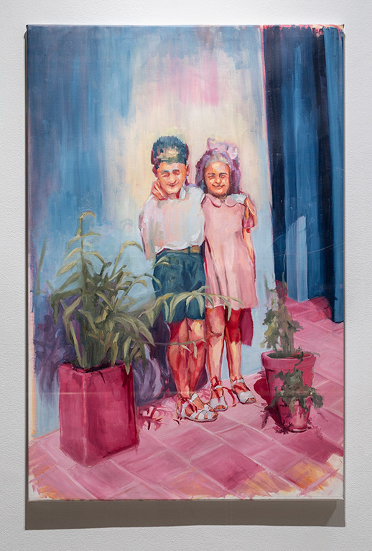 Peinture de deux enfants avec trois plantes d'intérieur à leurs pieds et un arrière-plan délavé aux nuances de bleu et de rose.