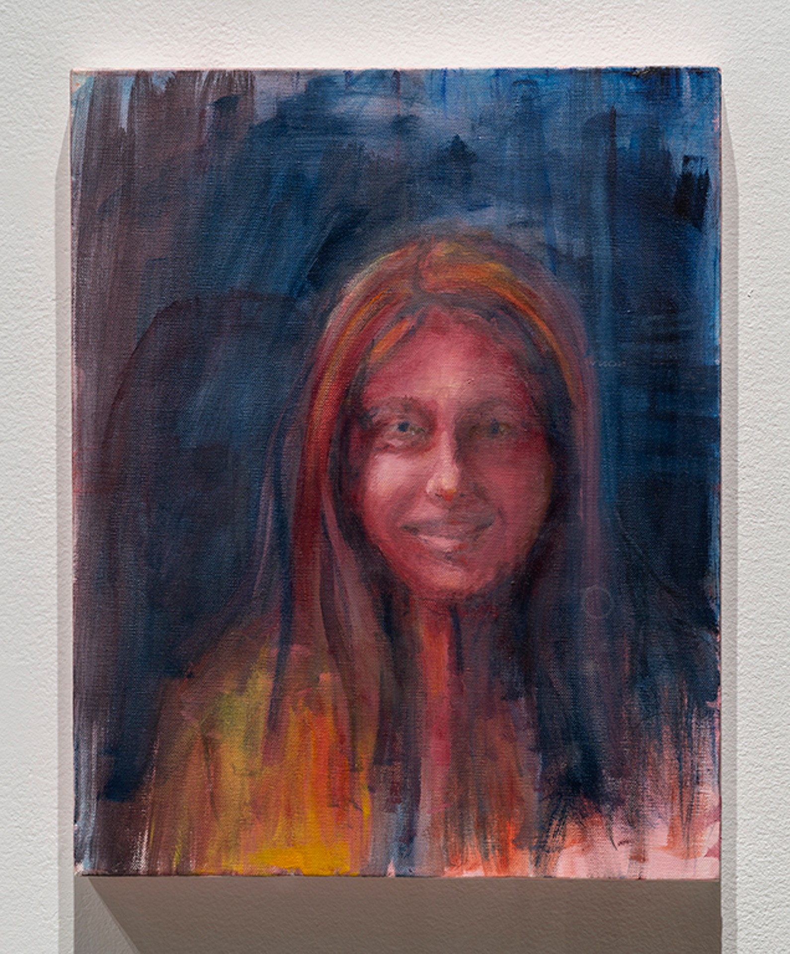 Peinture d'une femme souriante sur un fond sombre et flou