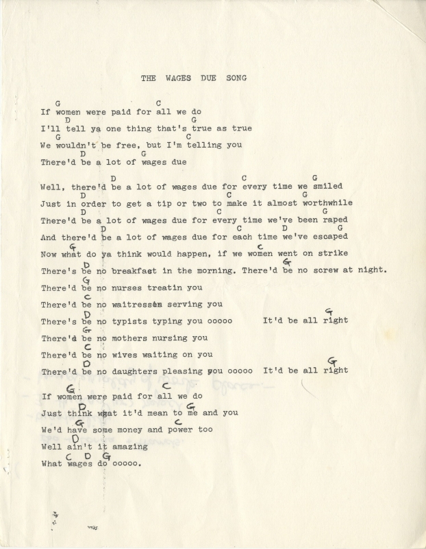Une image de la feuille d’archives contenant les paroles de « Wages Due Song » de Bo Watson. Les paroles portent sur la nécessité de rémunérer les femmes pour le travail qu’elles accomplissent et sur l’impact considérable qu’aurait une grève menée par elles. Une transcription des paroles se trouve dans la section de cette page.
