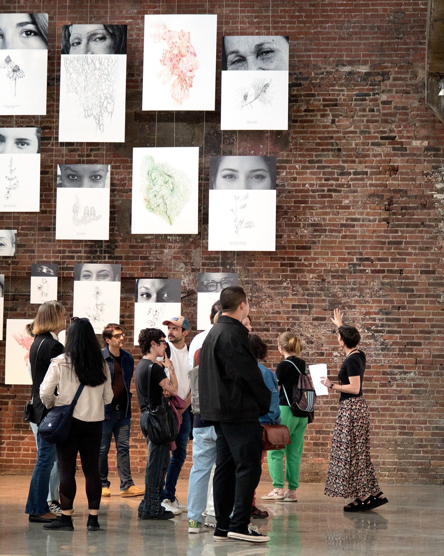 Group de personne dans un espace d'exposition