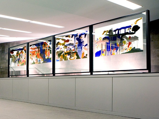 une œuvre d’art public: des formes colorées en verre dans un couloir